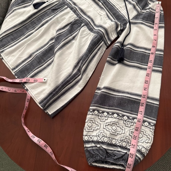 Crown & Ivy Peplum Top Black & White Long Sleeve Aztec Babydoll Women’s Size Med - Picture 6 of 13